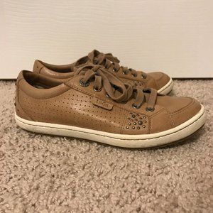 Taos soft leather sneaker- size 6 (tan)